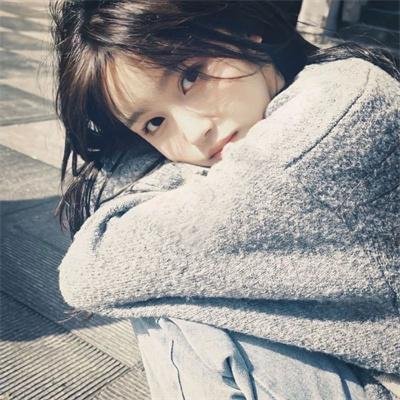 潘乔维亚和一个裸女之间